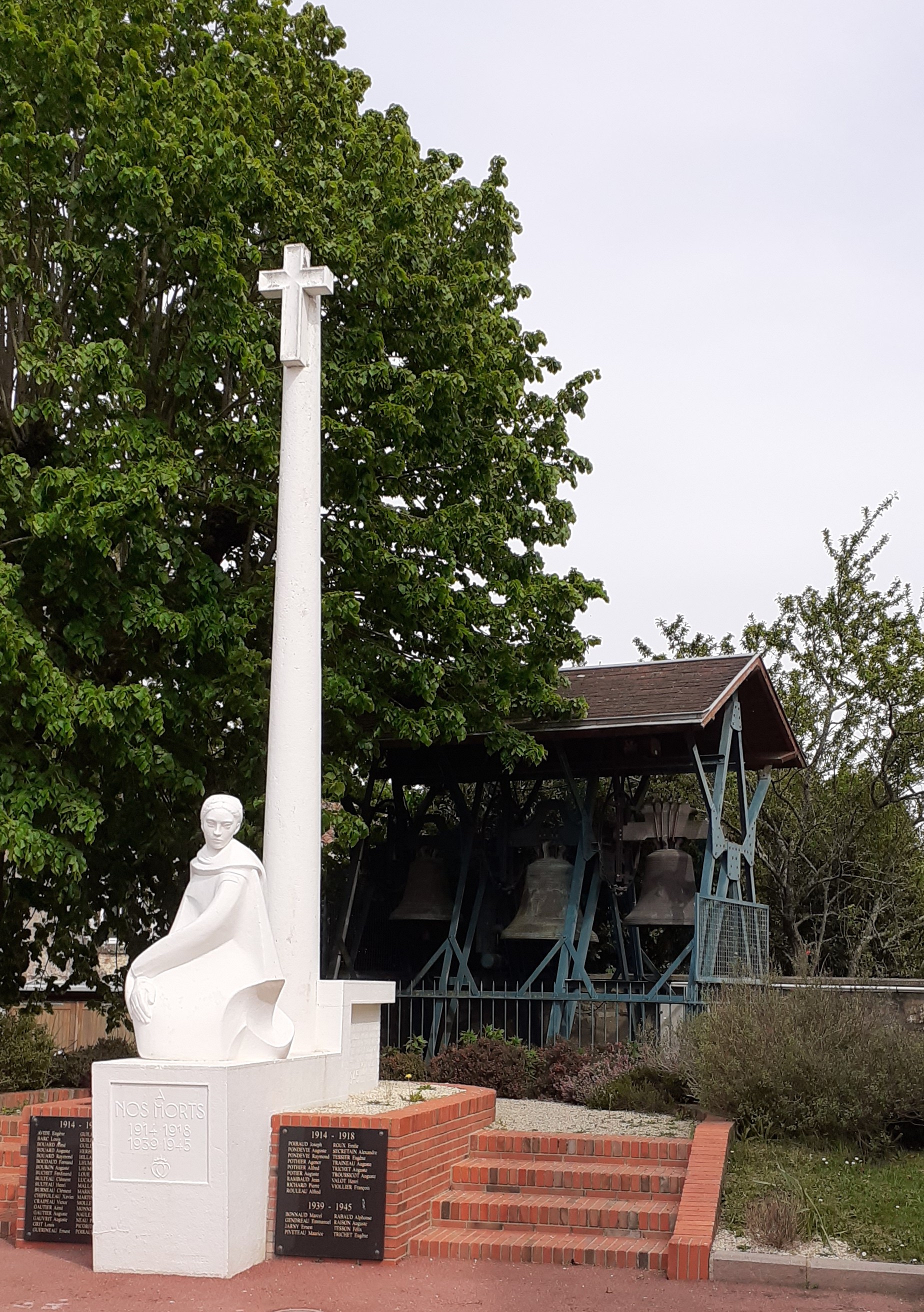 Les Clouzeaux les Cloches et le Monument aux Morts