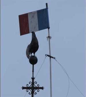 Le coq et le drapeau sur l'glise
