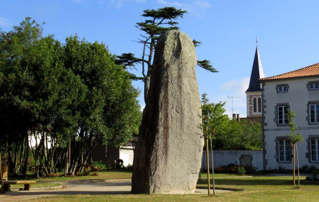 Le menhir du jardin de la Mairie https://www.destination-vendeegrandlittoral.com