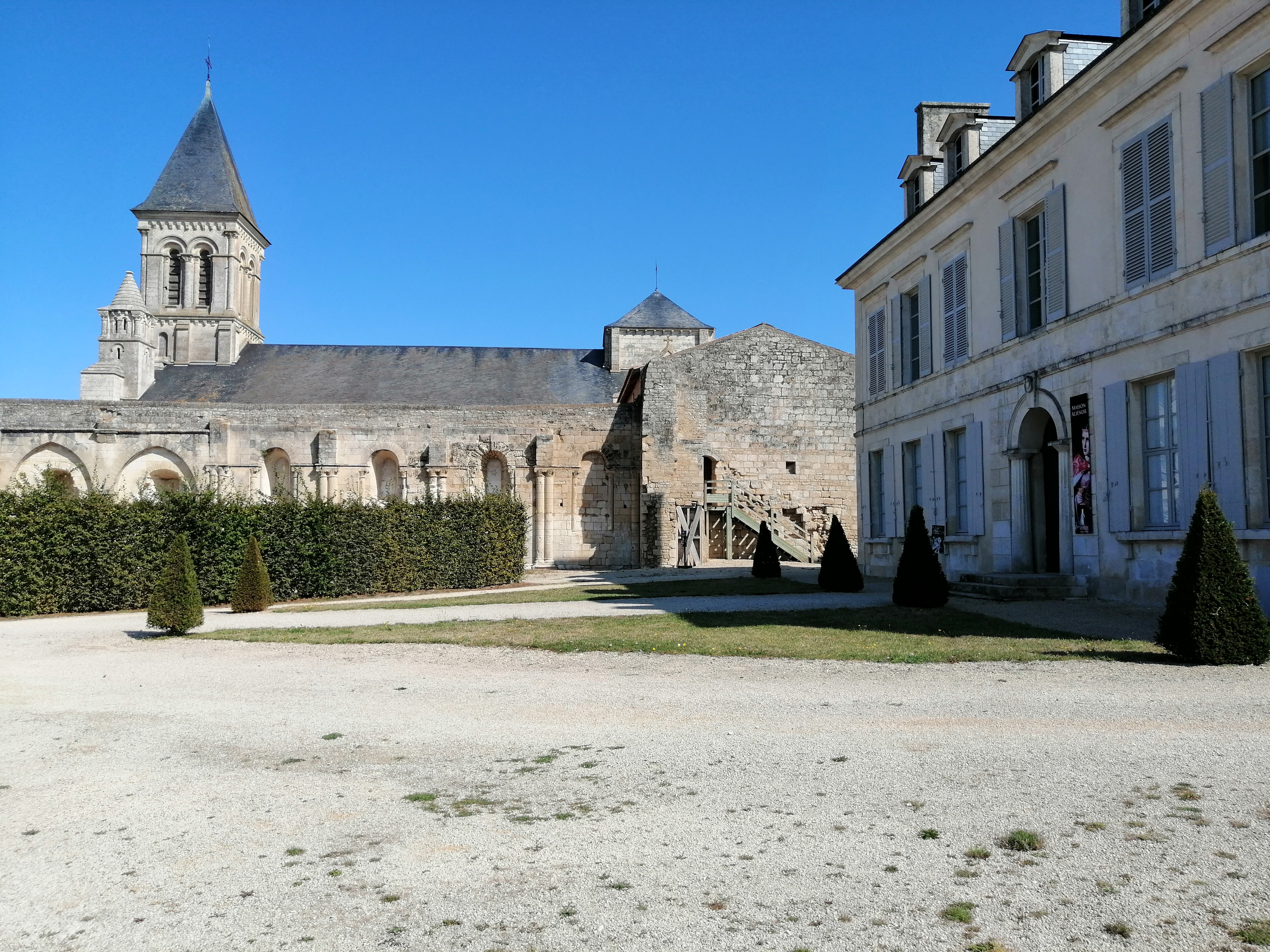 Abbaye royale de Nieul sur l’Autise et la Maison d’Alinor