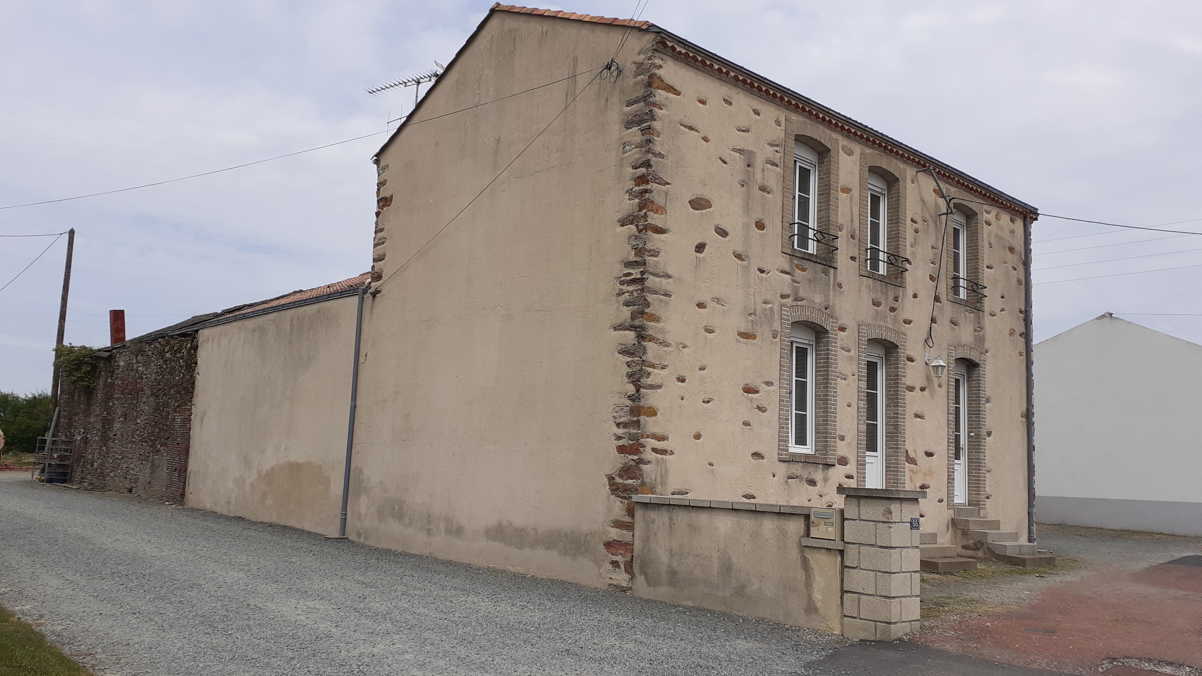 Le btiment 1900 de l'ancienne cole communale Jules Ferry de Chteau-Fromage