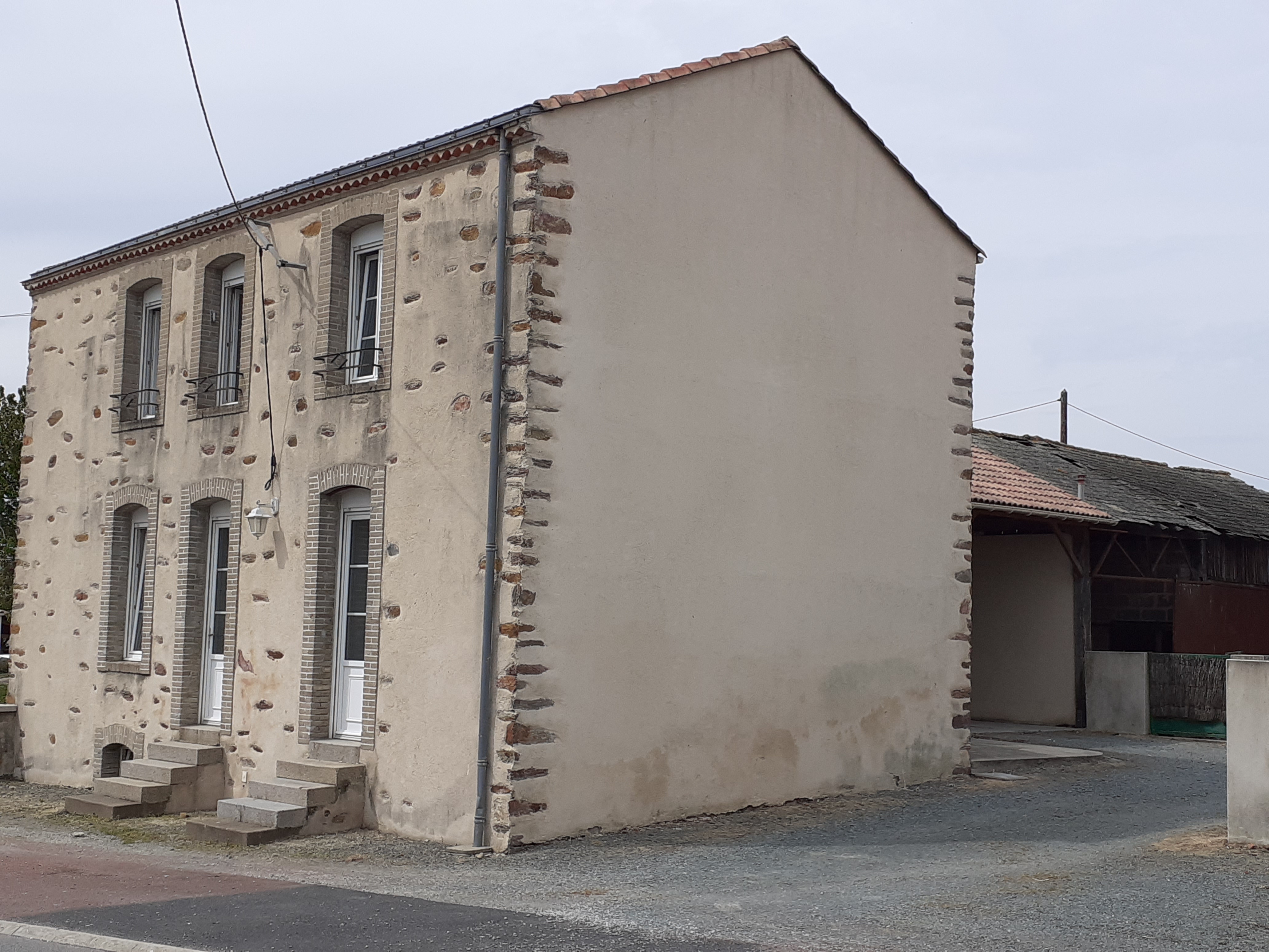 Le btiment 1900 de l'ancienne cole communale Jules Ferry de Chteau-Fromage